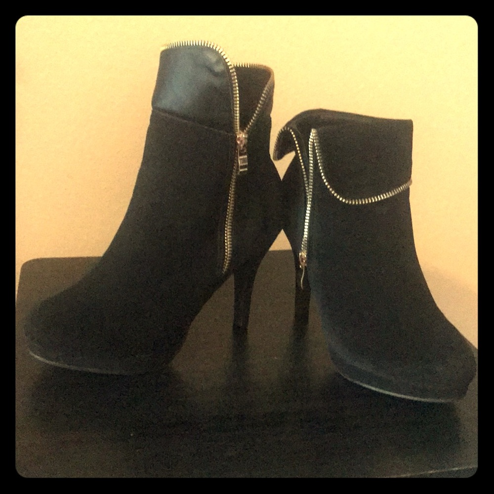 Beautiful Top Moda Black and Gold Booties